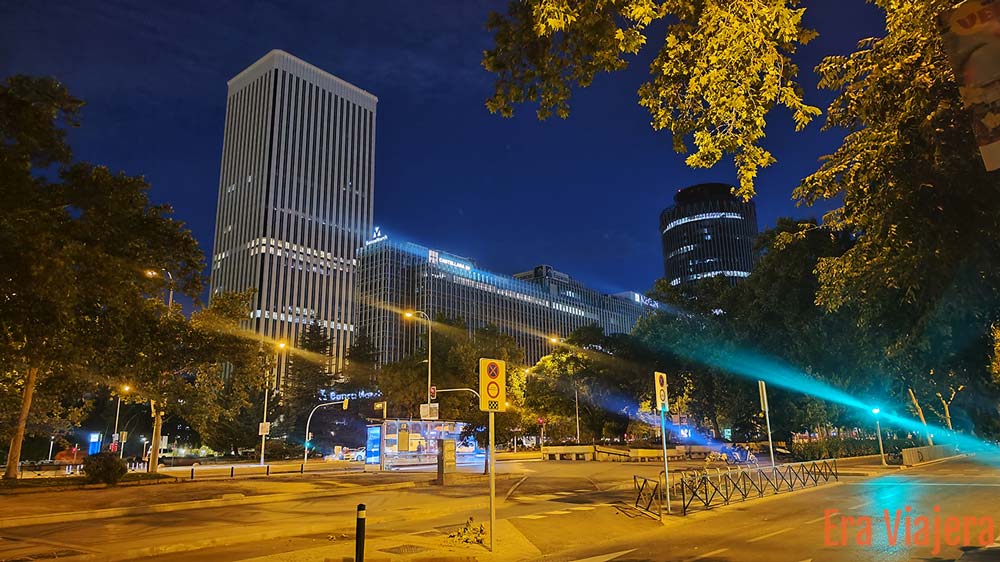 Edificios y el amanecer en Madrid