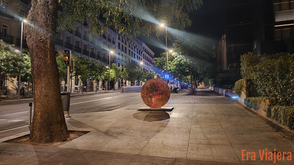 Círculo dorado en la calles de Madrid