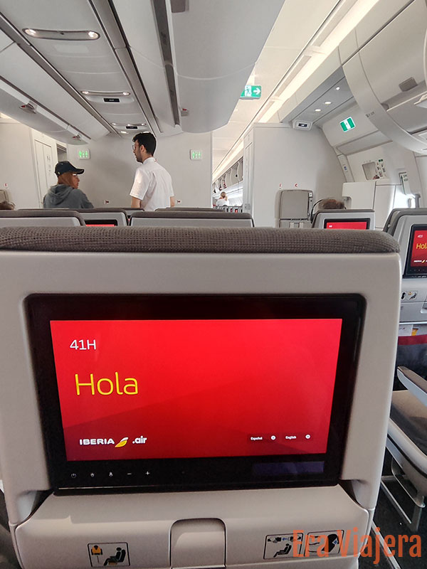 Interior de avión de Iberia, vuelo Madrid a Bogotá