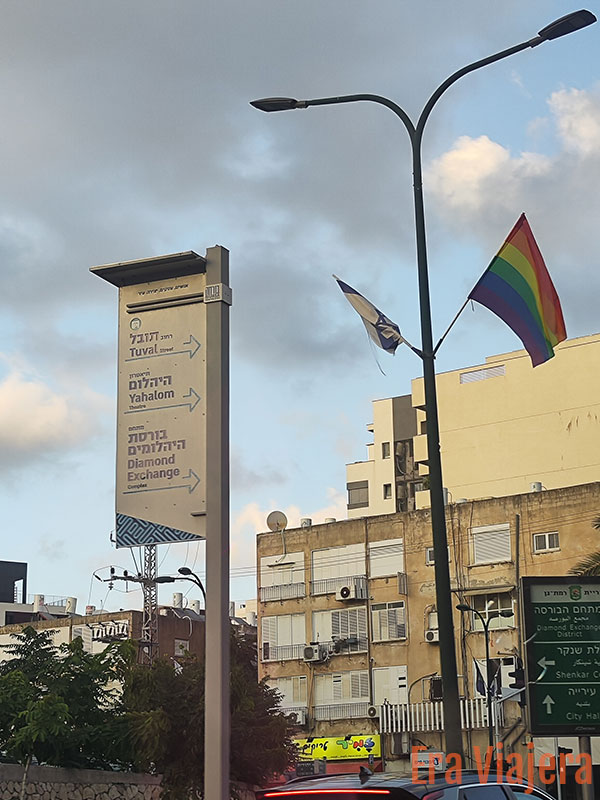 Calles de Tel Aviv con la bandera gay