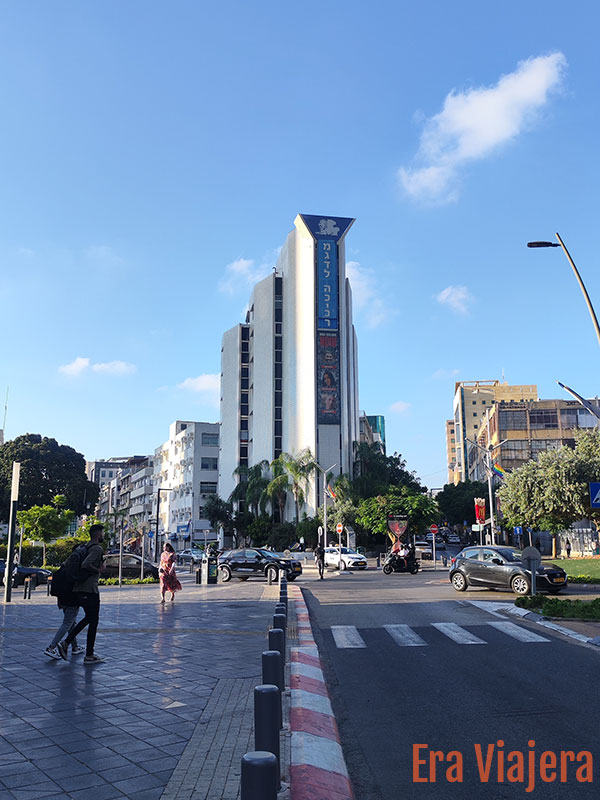 Edificio en Tel Aviv con cartel relacionado a la guerra con Gaza