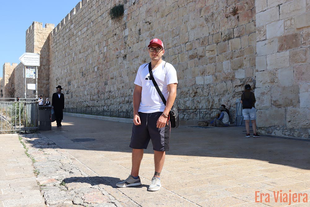 Entrada a Jerusalén antiguo junto a un judio ultraortodoxo