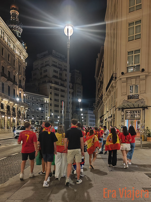 Españoles celebrando que España ganó la copa de fútbol de Europa