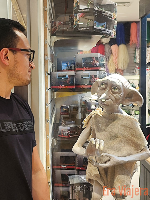 Foto junto a Dobby, de Harry Potter