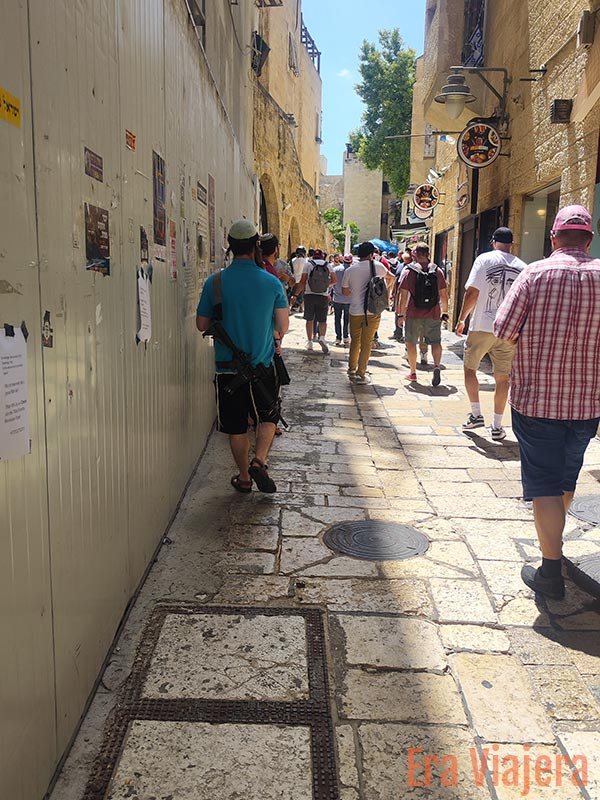 Persona armada con una M16 en Jerusalem