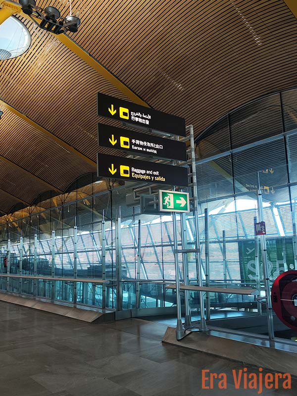 Interior Aeropuerto Adolfo Suarez