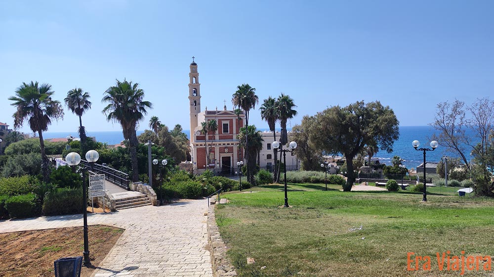 Zona verde con iglesia en Jaffa