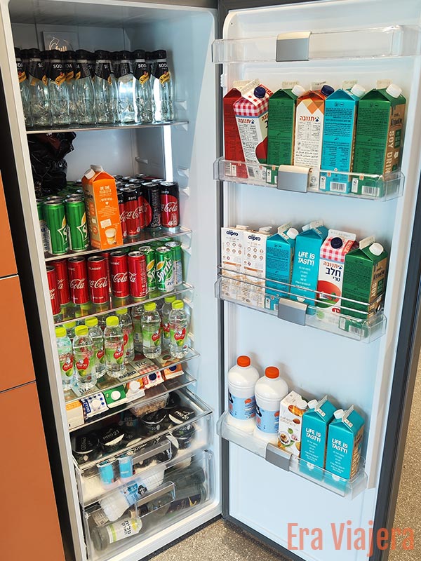 Nevera llena de bebidas en la oficina de Ramat Gan