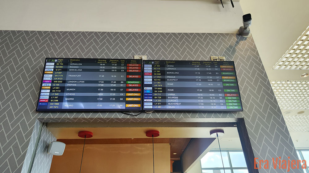 Pantalla con vuelos internacionales en el aeropuerto Ben Gurion