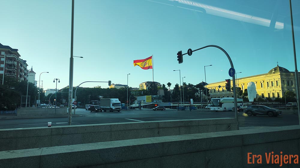 Parque con bandera de España en Madrid
