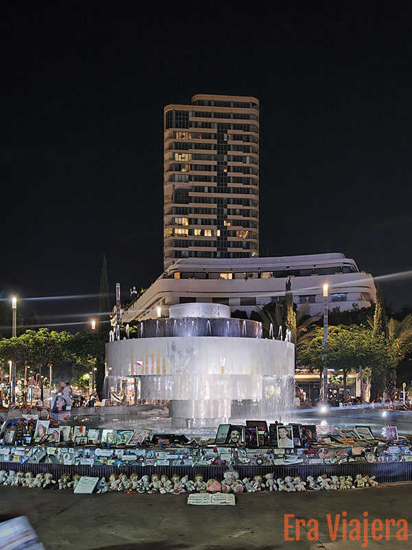 Parque con fuente e imágenes de guerra