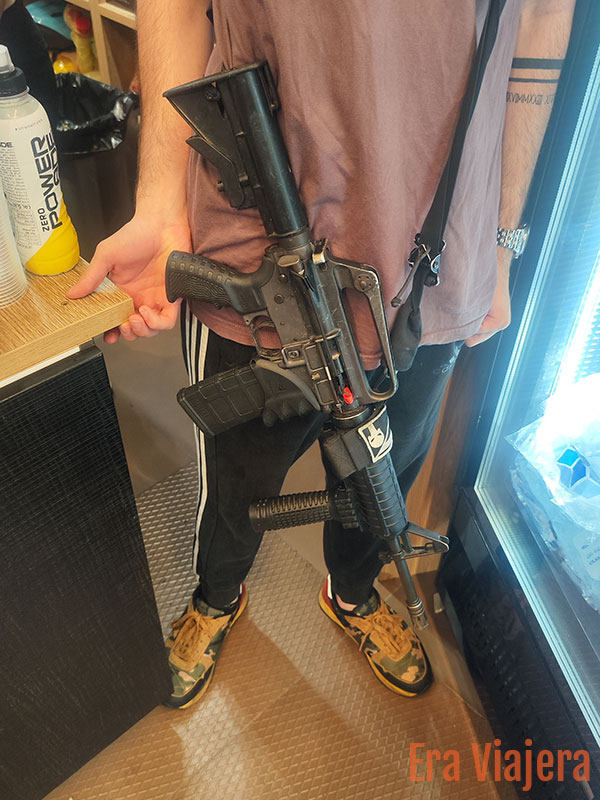 Persona armada con una M16 en Tel Aviv