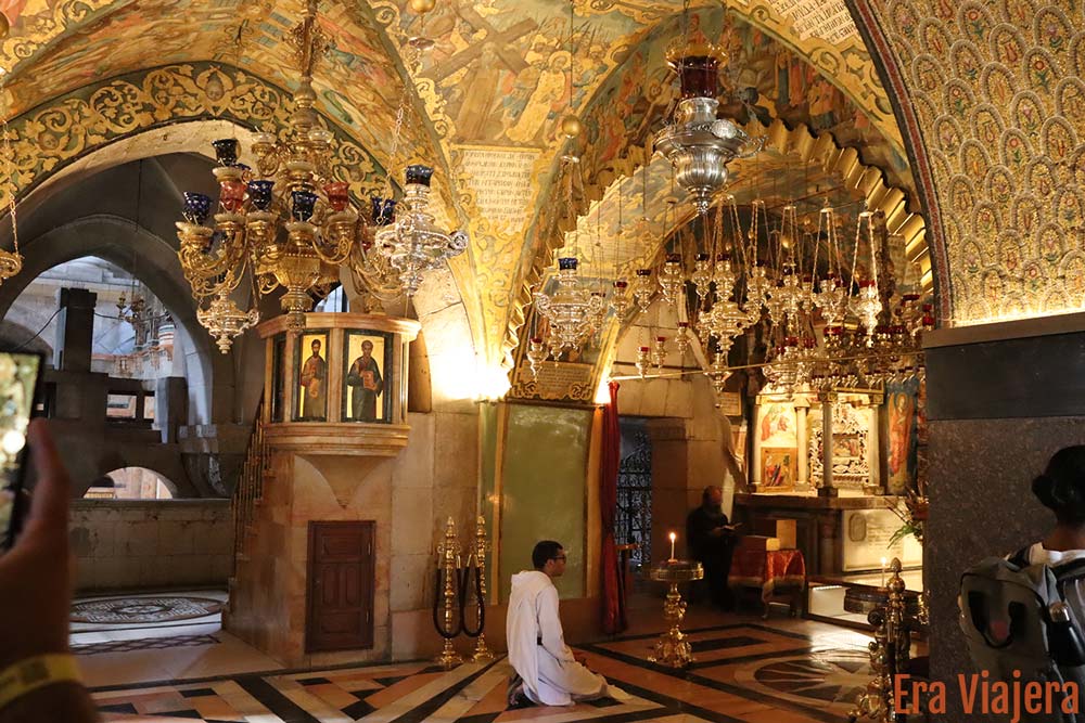 Persona orando dentro de la Iglesia del Santo Sepulcro