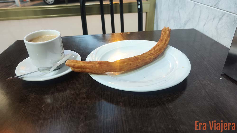 Porra española junto a junto café negro