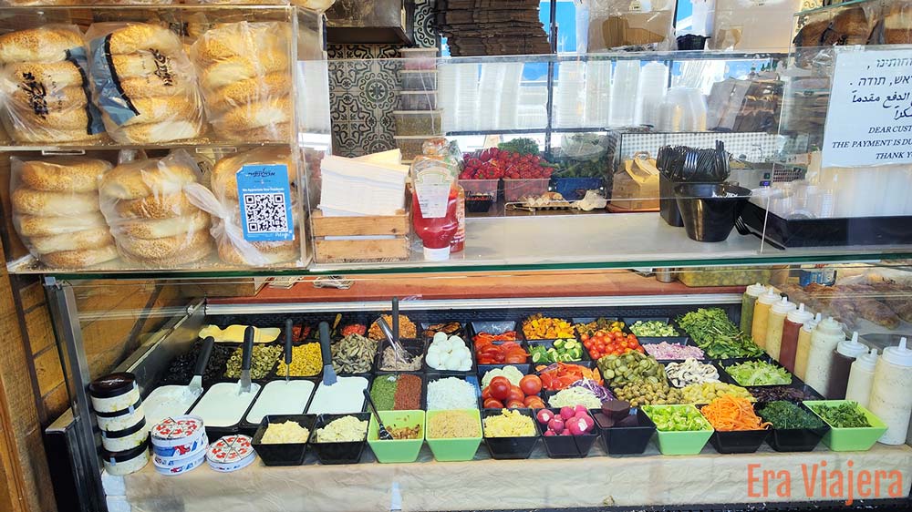 Menu del desayuno en restaurante del puerto de Tel Aviv