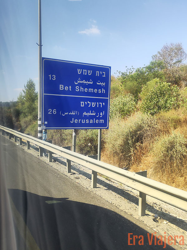 Señal de tránsito indicando el camino a Jerusalem