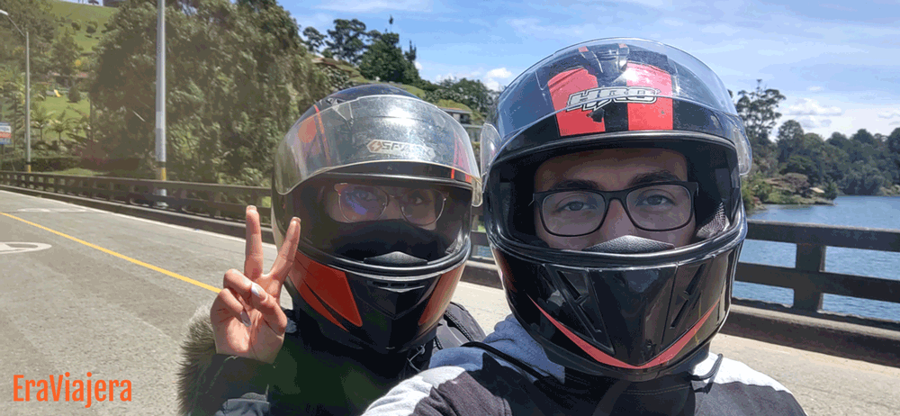 Viajeros en moto en Guatapé