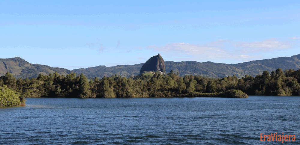 Mirador desde el lago a la Piedra del Peñol